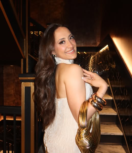 Aurora: A Elegância que Brilha nas Suas Mãos