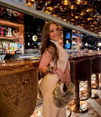 Aurora: A Elegância que Brilha nas Suas Mãos