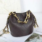 Elegante bolsa tipo saco em pele de cordeiro acolchoada