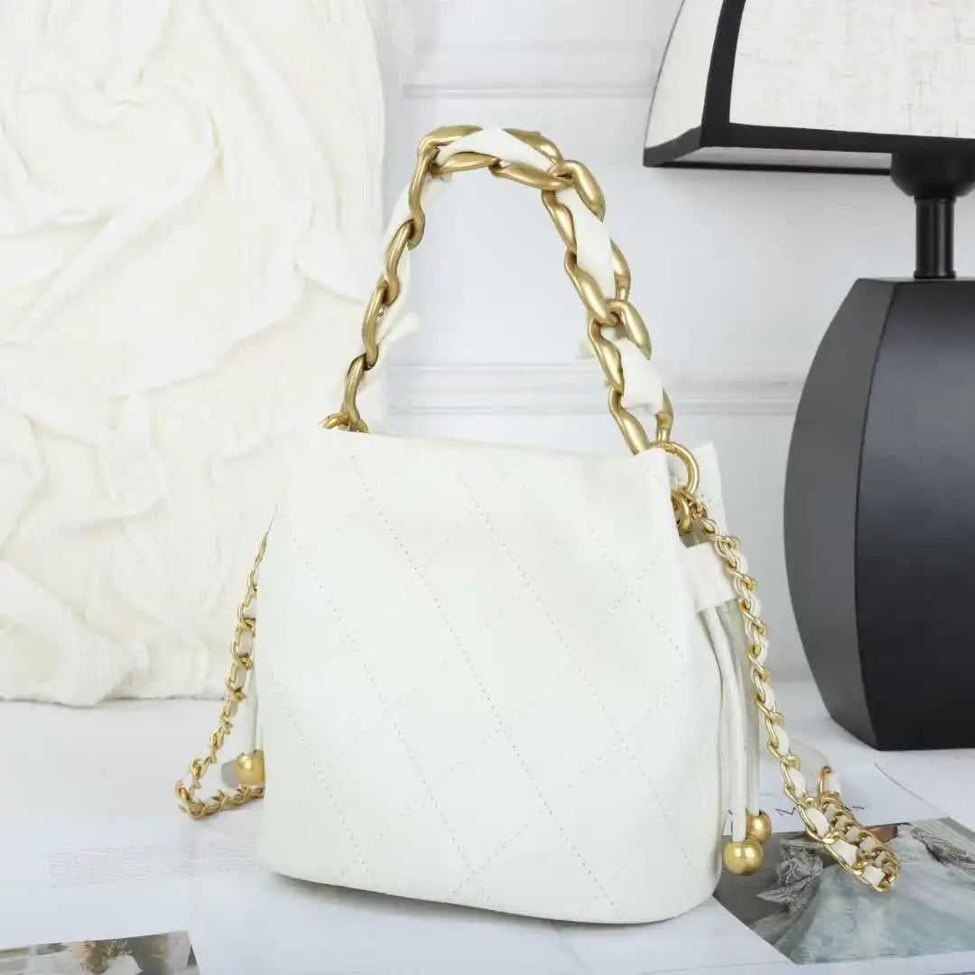 Elegante bolsa tipo saco em pele de cordeiro acolchoada