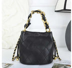 Elegante bolsa tipo saco em pele de cordeiro acolchoada