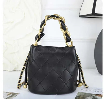 Elegante bolsa tipo saco em pele de cordeiro acolchoada